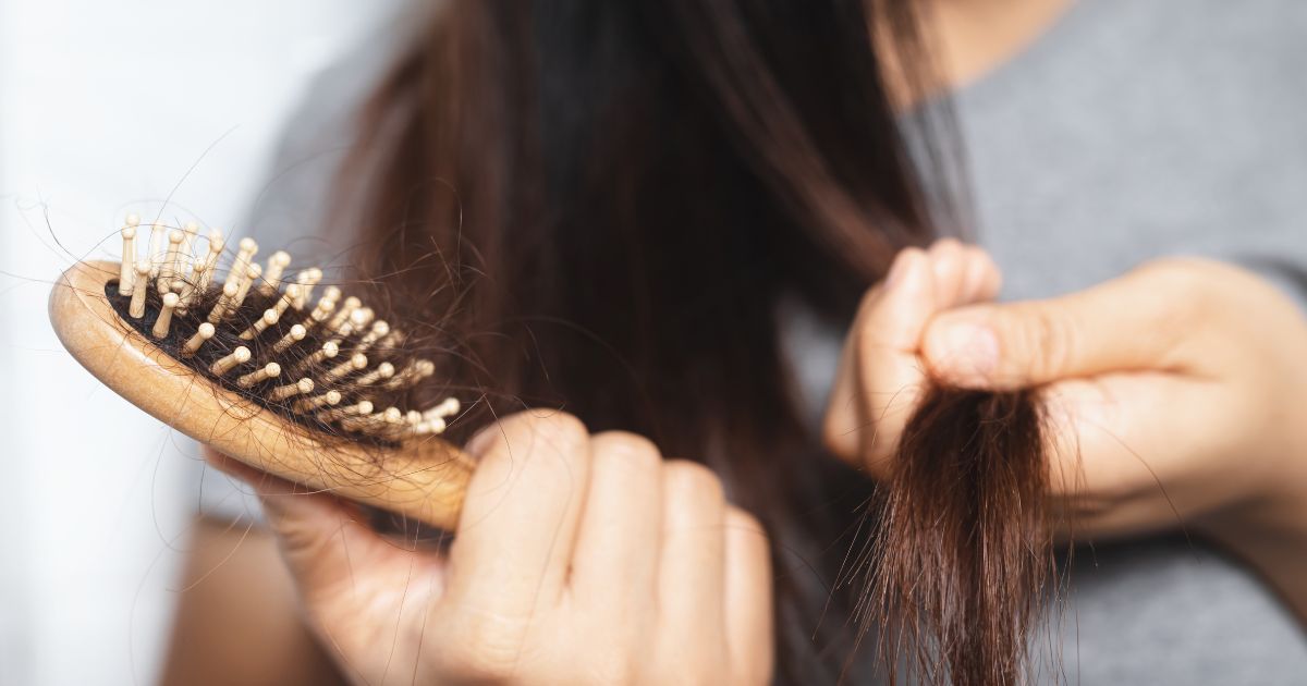 Cepillo lleno de pelo debido a la caida del cabello en otoño