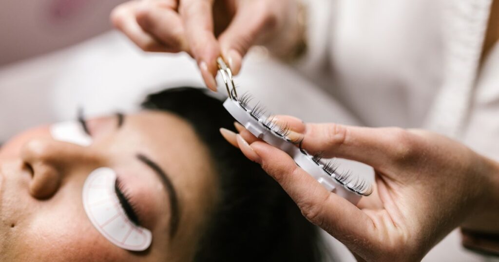 Diseño de mirada, depilación de cejas con hilo y lifting de pestañas en Vigo