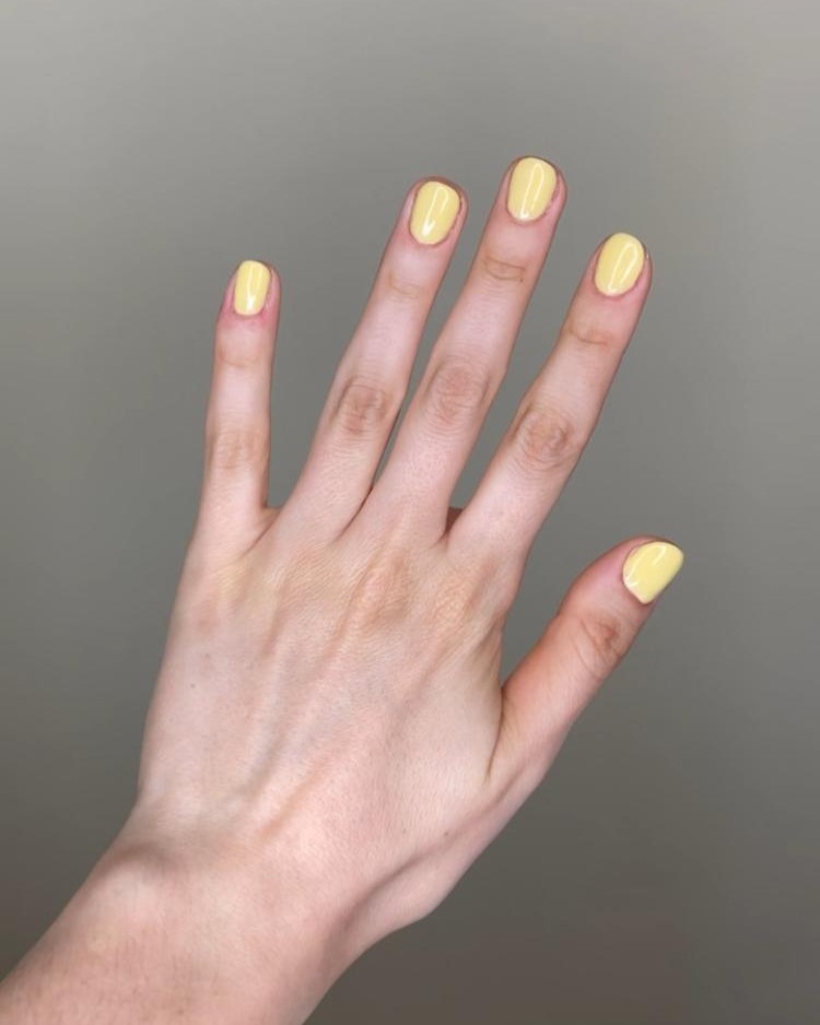 Uñas amarillas con manicura semipermanente